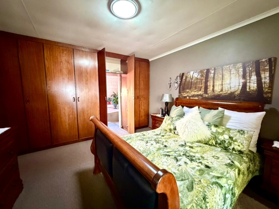 6 Bedroom Property for Sale in Heiderand Western Cape